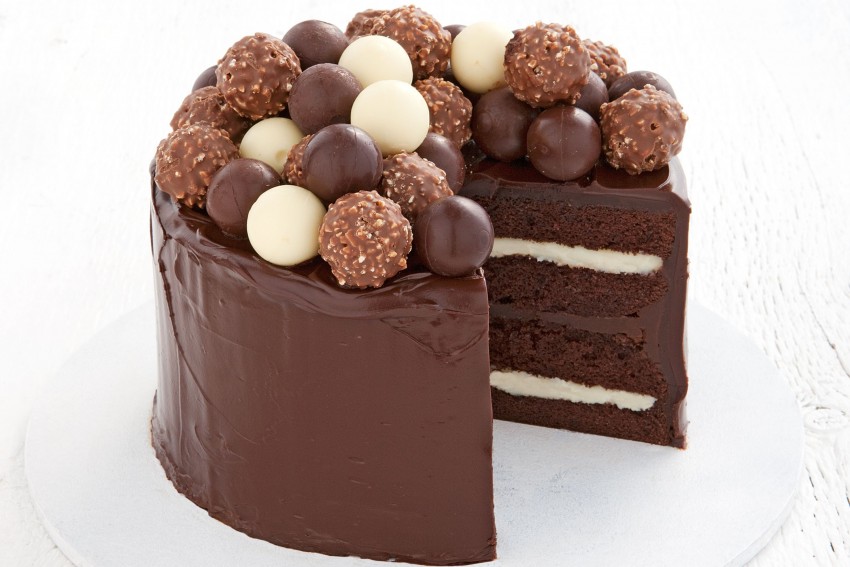 Как украсить торт шоколадом своими руками: глазурь, паутинка, конфеты и другие рецепты