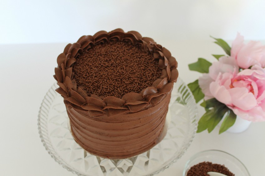 Как украсить торт шоколадом своими руками: глазурь, паутинка, конфеты и другие рецепты